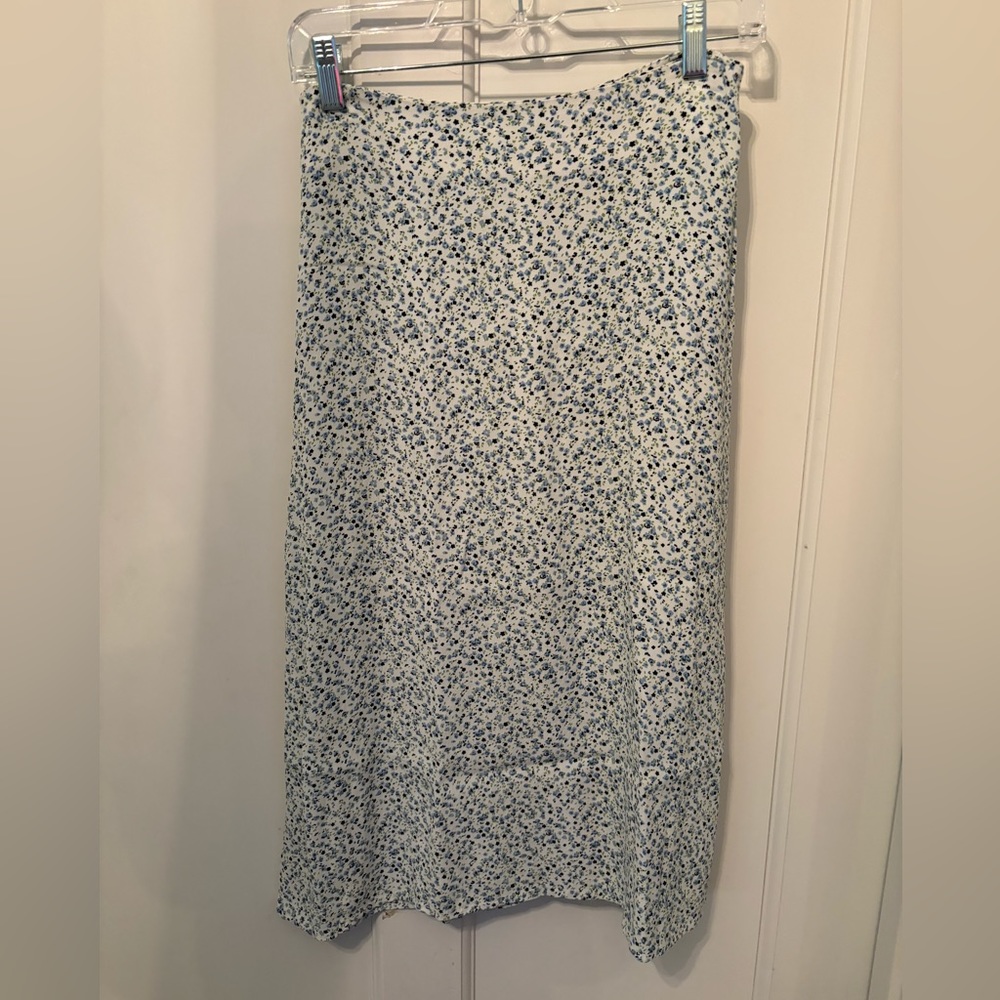 Brandy Melville midi skirt. Fits like a small or 2-4. Unlined. Blue/green/white.